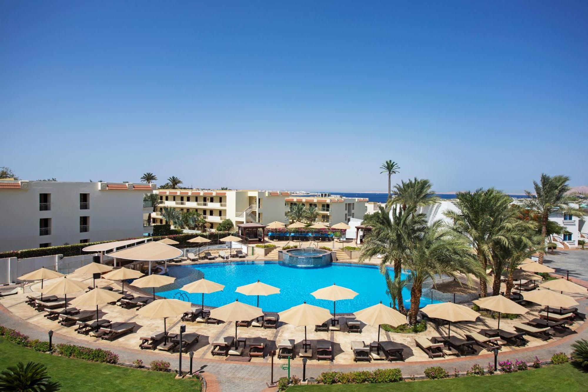 Sultan Gardens Resort Sharm El Sheikh Kültér fotó The swimming pool at the Hilton Sharm El Sheikh