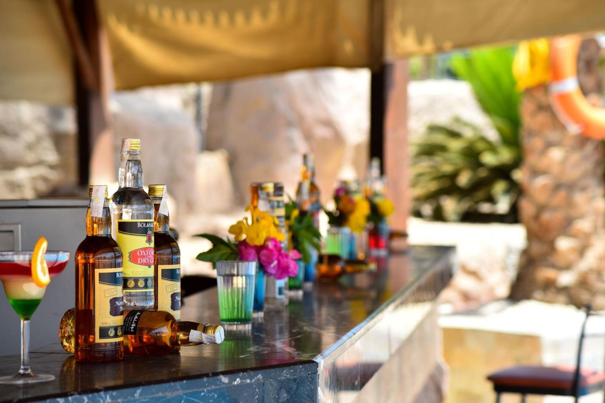 Sultan Gardens Resort Sharm El Sheikh Kültér fotó A bar at a resort